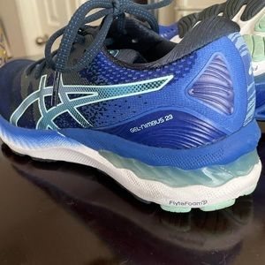 ASICS Gel Nimbus Size 9